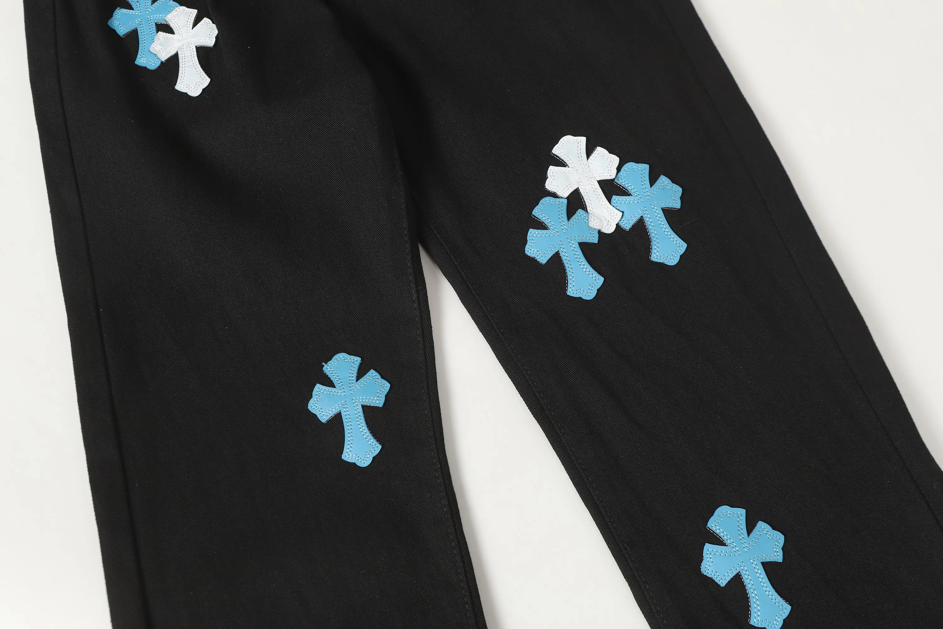 P280 -Chrome Hearts/Chrome Hearts 25ss classic colored leather cross washed color fabric unisex denim trousers -Vibe style straight stacked god-level version -Carbon fine bias denim color fabric -Old vintage complete set of hardware - Chrome Hearts high version uses high-ounce custom fabrics, fermentation washing and soft color fixation, soft and thick to wear. The details are all made by hand-polished craftsmanship. All-over jacquard fabrics. Unique design style. Create a full retro feel through multiple processes Niche unique non-contrasting shirt. Customized distressed spray-painted buttons. Craftsmanship in every detail. Color: Picture color. Size: 28-36.